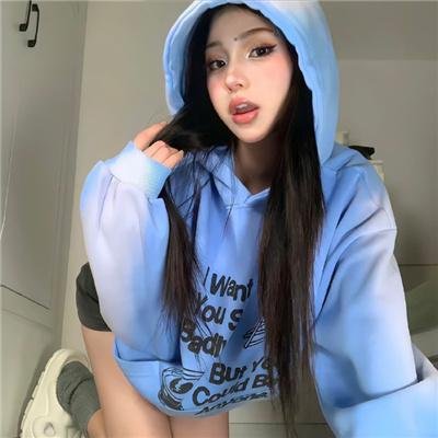 随盲柳入眠的女人
